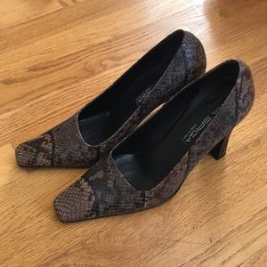 via spiga snakeskin closed toe block heels